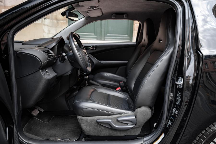 Интерьер Aston Martin Cygnet Launch Edition Black 2011 года  (фото 26 из 32)